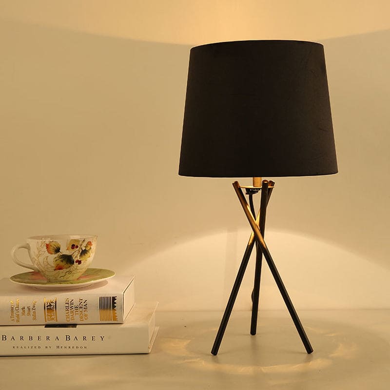 Elegante Tischlampe mit Stofflampenschirm