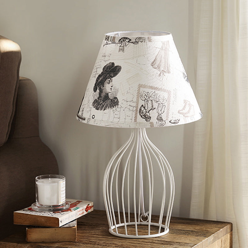 Schicke Tischlampe aus Metall mit konischem Lampenschirm