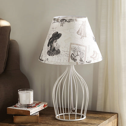 Schicke Tischlampe aus Metall mit konischem Lampenschirm