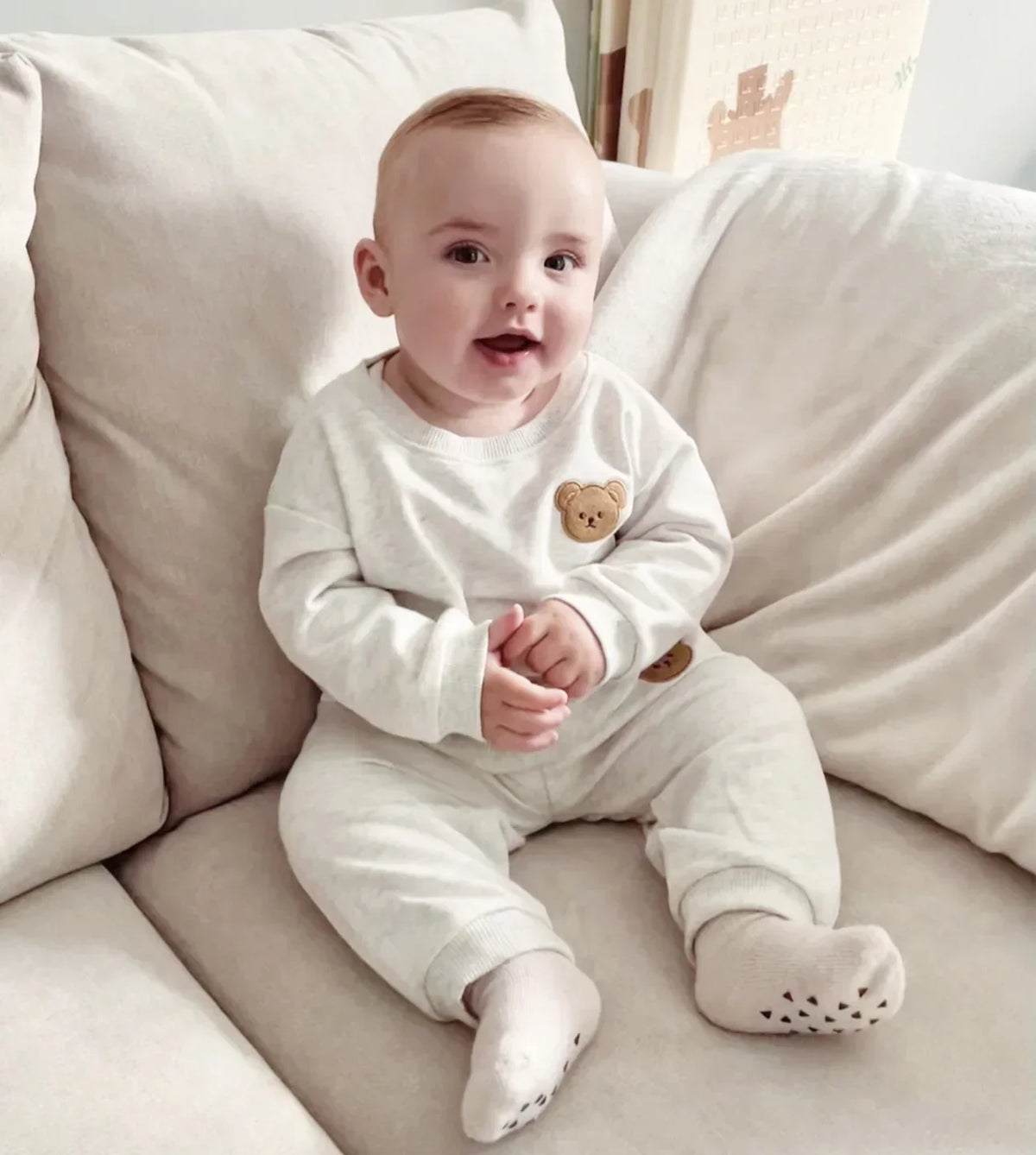 Ensemble bébé en coton doux avec pantalon et bonnet assorti
